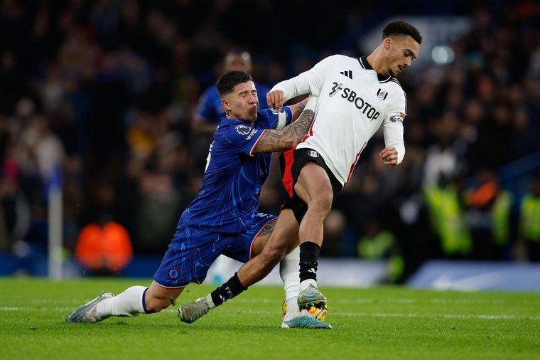 Enzo Fernández intenta frenar a Antonee Robinson. del Fulham. El Chelsea perdió la gran chance de acercarse al Liverpool. Foto: EFE