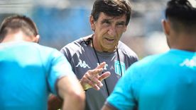 Costas dándole indicaciones a sus jugadores en el entrenamiento de Racing. Foto: NA Costas dándole indicaciones a sus jugadores en el entrenamiento de Racing. Foto: NA