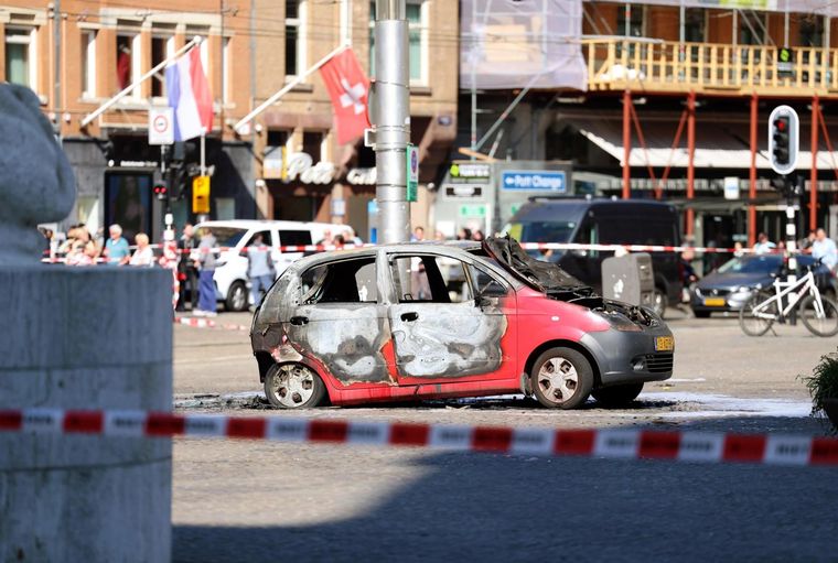 Los restos del auto que estalló en el centro de Ámsterdam Foto: EFE