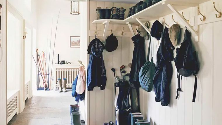 Para abrigos, sombreros y bufandas mojados, colocar ganchos en la entrada o en el cuarto de servicio es la forma más sencilla de evitar que la humedad se extienda por toda la casa.