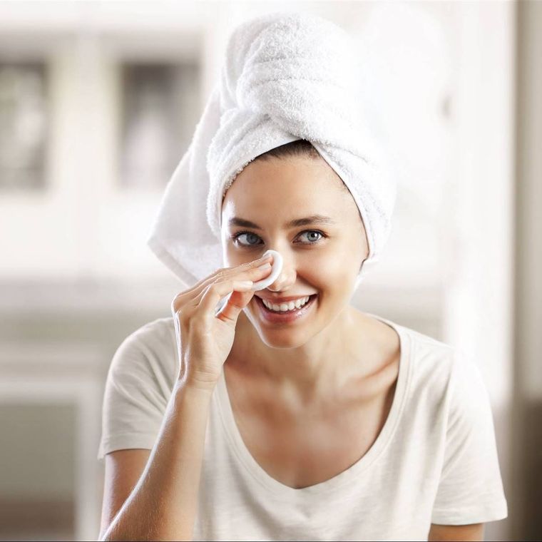 Para evitar las arrugas en la piel del rostro, la rutina de skincare durante el verano es la clave. Foto: CuepoMente