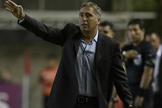 copa libertadores: dt argentino dirigio por whatsapp y gano sobre la hora