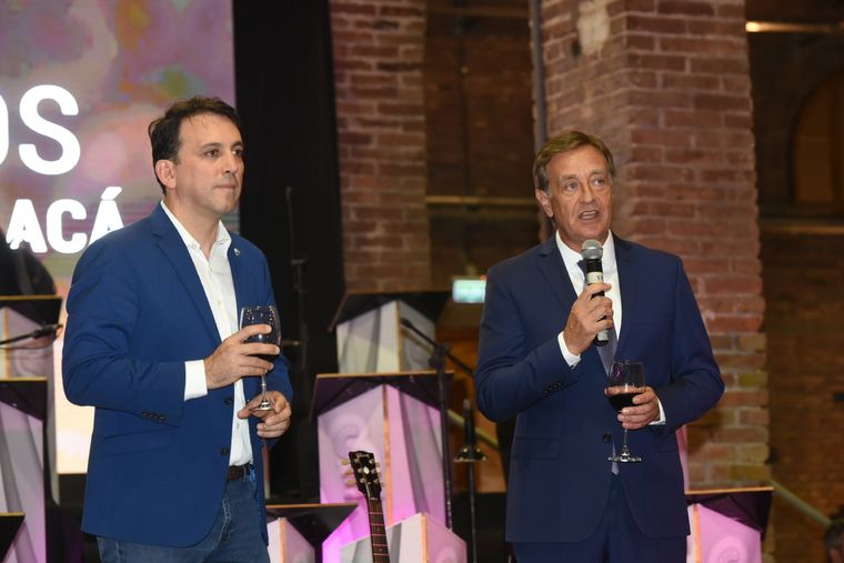 Rodolfo Suarez junto a Tadeo García Zalazar en el Espacio Arizu de Godoy Cruz Foto: Maximiliano Ríos/MDZ