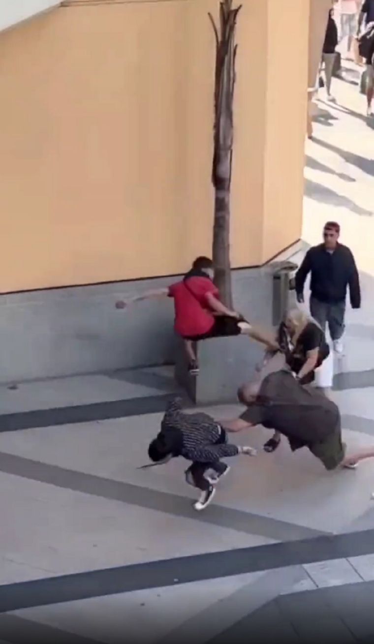 Así fue la golpiza y robo Foto: Captura de pantalla