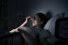 Muchos necesitan acostarse con la televisión prendida para conciliar el sueño. ¿A qué se debe? Esto dice la ciencia.