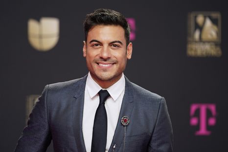 Carlos Rivera rompió en llanto en pleno concierto tras recordar a su padre
