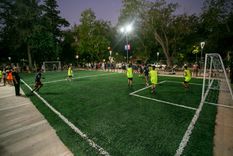 La renovada cancha de fútbol de césped sintético en una histórica plaza de la Ciudad de Mendoza. Foto: Ciudad de Mendoza