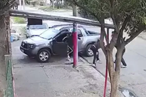 El chofer de la app de viajes se resistió al robo de su camioneta y terminó baleado. El chofer de la app de viajes se resistió al robo de su camioneta y terminó baleado.