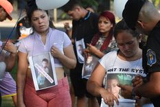 La madre de Benjamín escucha a uno de los oficiales que se encargó de comunicarle que la marcha no podía realizarse sobre la calzada y que debía ser sobre la vereda de calle Bulogne Sur Mer. Foto: Marcos Garcia/MDZ