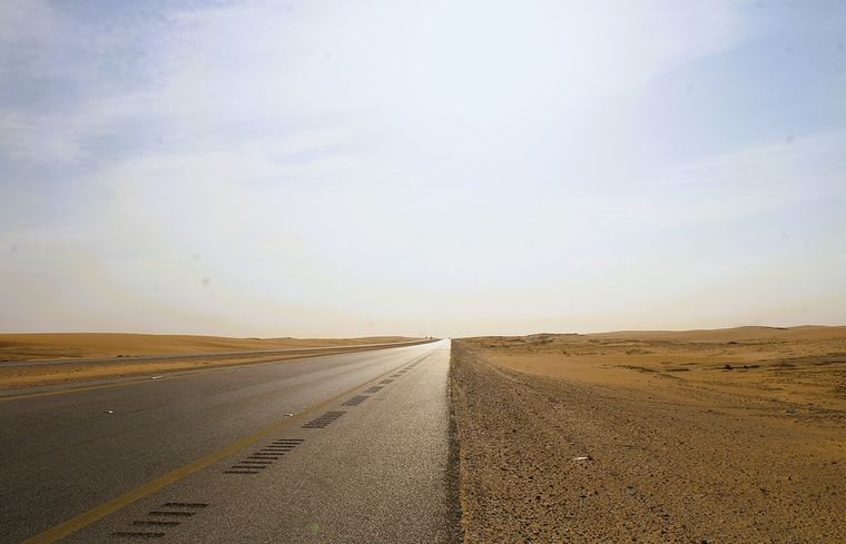 La carretera más recta del mundo es un desafío mental para los conductores de Arabia Saudita. La carretera más recta del mundo es un desafío mental para los conductores de Arabia Saudita. 