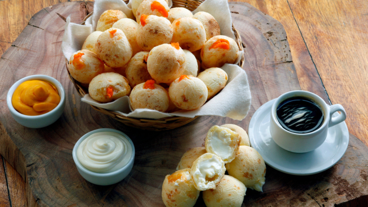 Al añadir cheddar, esta receta crea una versión más cremosa y moderna del chipá clásico. Al añadir cheddar, esta receta crea una versión más cremosa y moderna del chipá clásico.