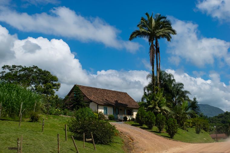 Entre campos y cerros, este pueblo brasileño conserva una ruta de casas centenarias que reflejan el legado de sus inmigrantes.