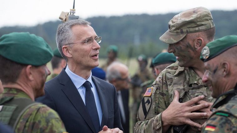 Stoltenberg charlando con tropas de la OTAN. Foto: Dw.