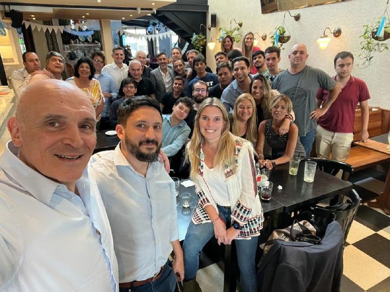 Espert en La Plata Espert se reunio en un bar con vecinos platenses