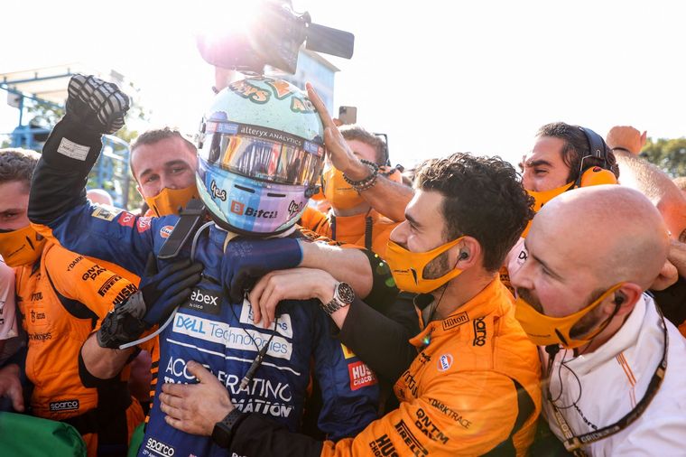 Ricciardo celebra con el equipo de McLaren la victoria en Italia. Foto: Twitter @F1