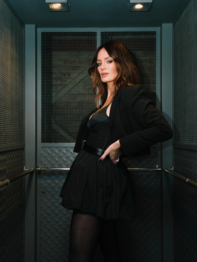Mirá el look de Paula Chaves.