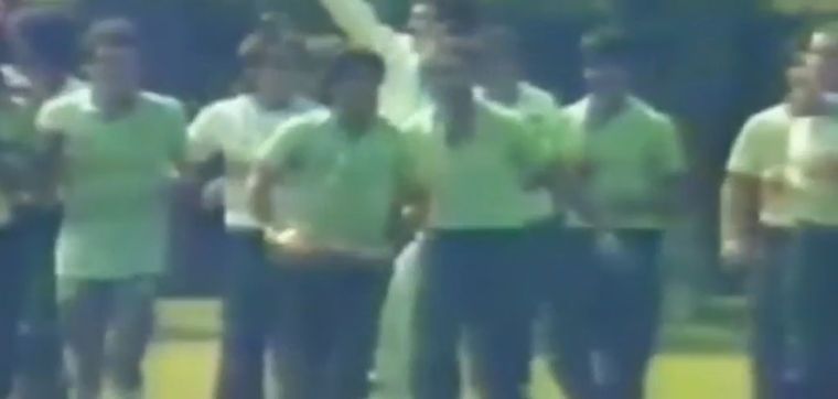 Maradona, con la copa, encabeza la vuelta.