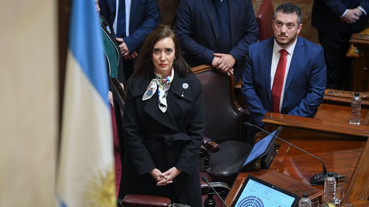El Senado sesiona en medio de la polémica y el caos. El Senado sesiona en medio de la polémica y el caos.