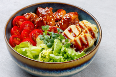 Esta receta de poke bowl de pollo teriyaki es una adaptación occidental del poke tradicional hawaiano.
