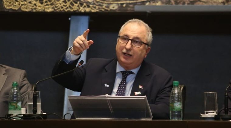 El gobernador Hugo Passalacqua apunta a alinear a la provincia con la Nación en la búsqueda de dólares e ingreso de capitales.