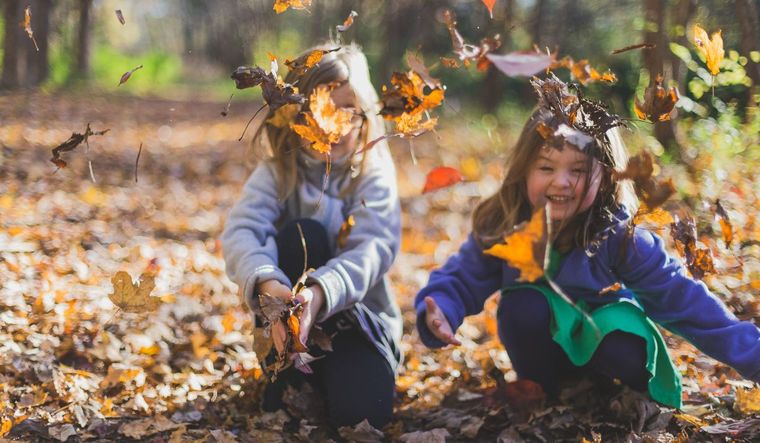Los juegos entre niños forjan amistades.