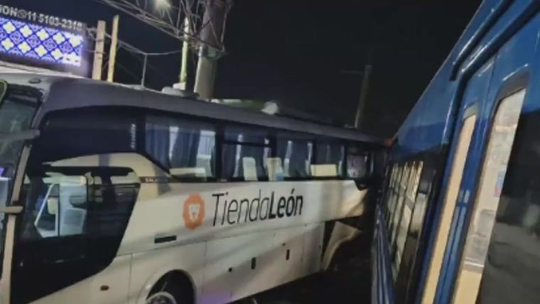 El hecho obligó a interrumpir la circulación normal del ramal Ezeiza, que desde entonces presta un servicio limitado entre Plaza Constitución y la estación de Monte Grande.