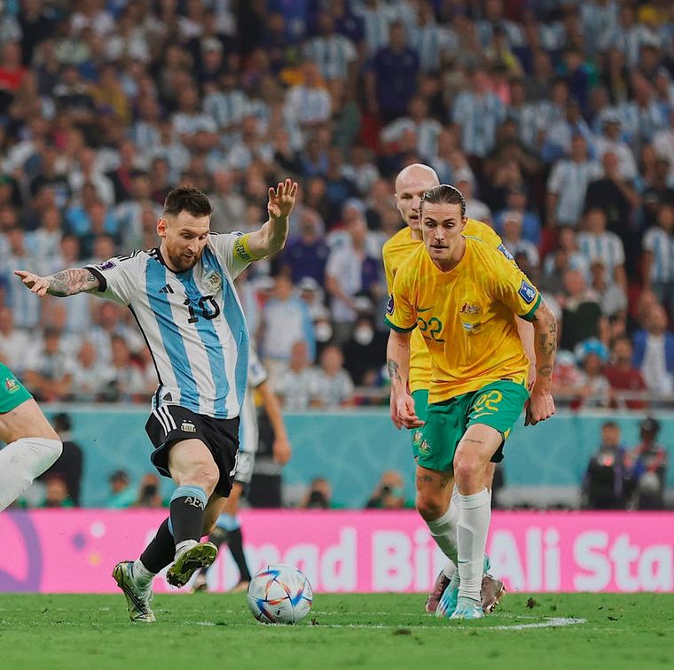 Jackson Irvine en una disputa con Messi durante Qatar 2022. Jackson Irvine en una disputa con Messi durante Qatar 2022.