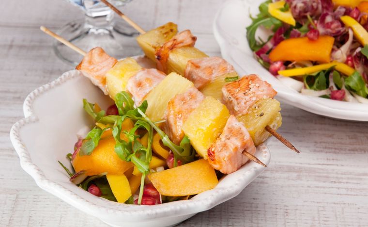 Brochetas de pollo y piña Una receta simple y deliciosa para hacer en pocos pasos. Foto: Shutterstock