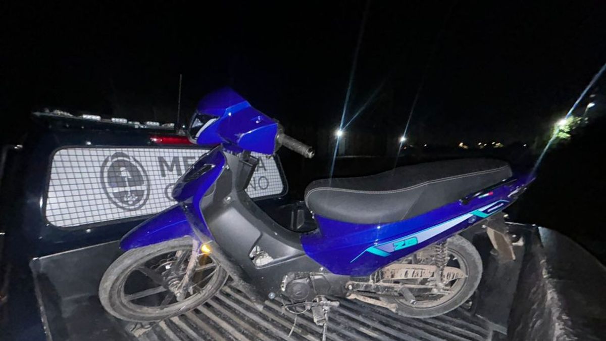 Frenética persecución en Maipú: iban a bordo de una moto robada, chocaron un móvil y un menor fue detenido