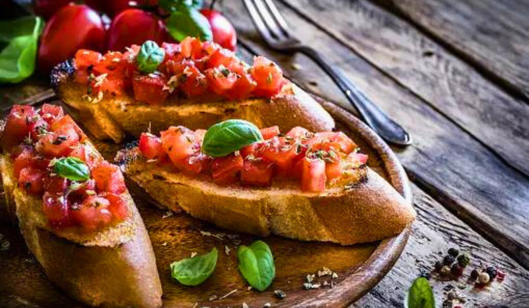Pasos simples para bruschettas de tomate y albahaca irresistibles. Pasos simples para bruschettas de tomate y albahaca irresistibles.