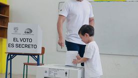 Daniel Noboa junto a su hijo deposita su voto en la jornada electoral de este domingo.