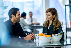 Pequeños gestos como prolongar conversaciones, ofrecer ayuda de manera recurrente o mostrarse especialmente atentos son conductas que pueden indicar una conexión distinta entre compañeros de trabajo.