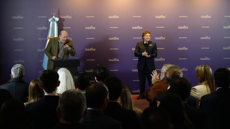 Milei y Sturzenegger protagonizaron el brindis Milei y Sturzenegger protagonizaron el brindis