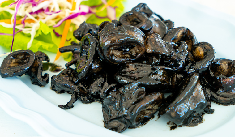 La receta era tradicionalmente preparada por pescadores como una forma pr&aacute;ctica de aprovechar todo el chipir&oacute;n, incluyendo su tinta, sin desperdiciar nada.