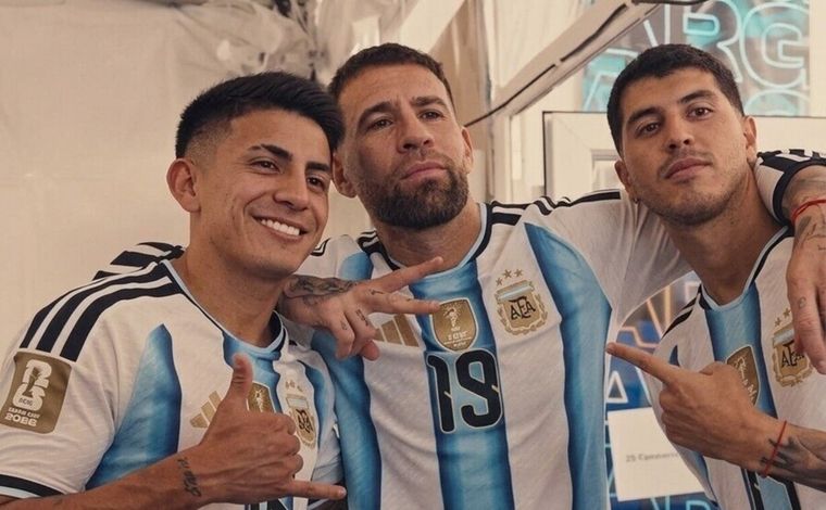 Thiago Almada y Nicolás Otamendi, hoy jugadores de River, junto a Exequiel Palacios durante una producción de fotos de la Selección argentina. Thiago Almada y Nicolás Otamendi, hoy jugadores de River, junto a Exequiel Palacios durante una producción de fotos de la Selección argentina. 
