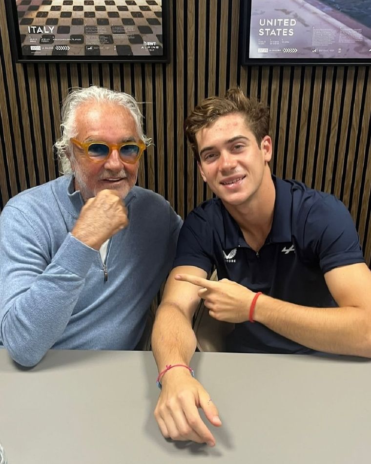 El italiano publicó una foto con el piloto argentino desde la sede de Alpine y dejó una frase que encendió las expectativas. Foto: @FranColapinto
