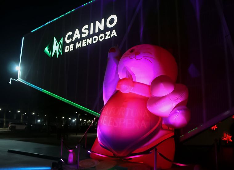 El Casino de Mendoza en San Martín fue clausurado por las filtraciones tras la tormenta.