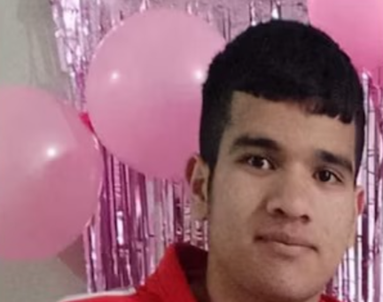 Una cámara de seguridad lo captó caminando por una calle de tierra al salir del boliche.
