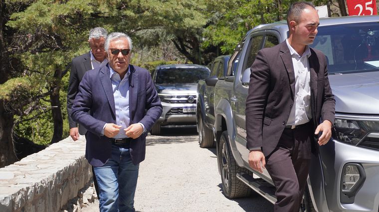 El gobernador Alfredo Cornejo realizó una acusación luego de que se difundiera un video en el que se aseguraba que había sido grabado durante su viaje a Paris.