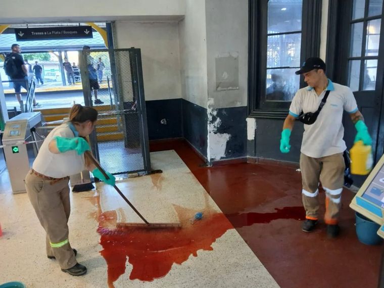 Una violenta pelea en la estación Quilmes del Tren Roca dejó a un joven apuñalado, y cuatro detenido.