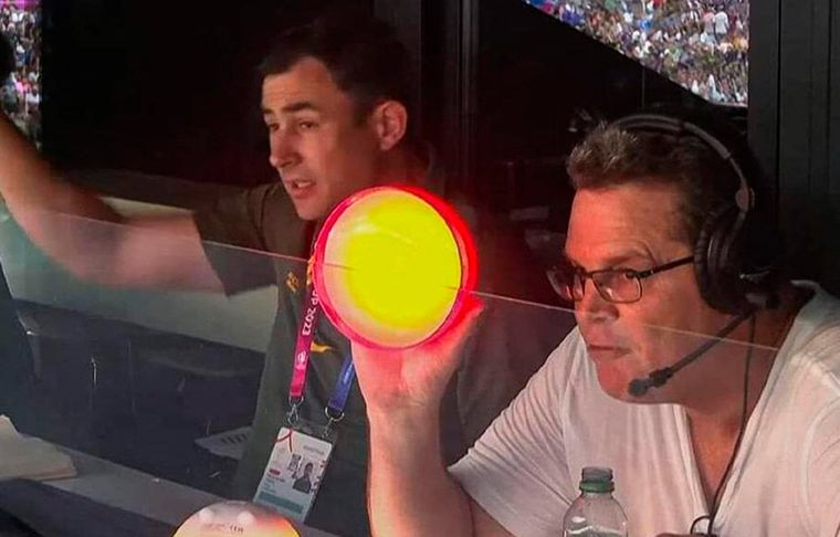 Tras usar carteles y conos, llegó la luz para Rassie Erasmus.