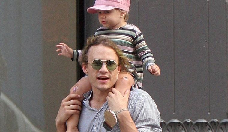 Heath Ledger caminando junto a Matilda cuando la niña aún era muy pequeña.