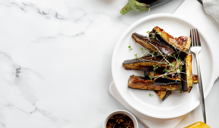 Esta receta tiene origen andalusí; los antiguos moros ya combinaban berenjenas fritas con miel como muestra de su refinada gastronomía. Esta receta tiene origen andalusí; los antiguos moros ya combinaban berenjenas fritas con miel como muestra de su refinada gastronomía.
