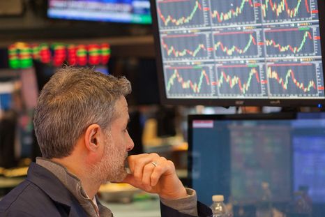 Incertidumbre es la palabra que mejor describe el ánimo de los inversores promediando la semana, con el dólar subiendo unos peldaños, pero con mucha volatilidad en acciones y bonos.&nbsp;