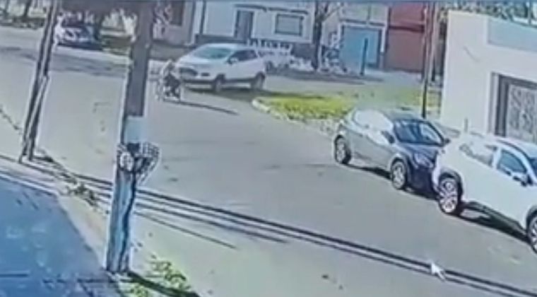 El hombre en silla de ruedas cruzaba la calle cuando fue embestido por una camioneta Foto: Captura de video