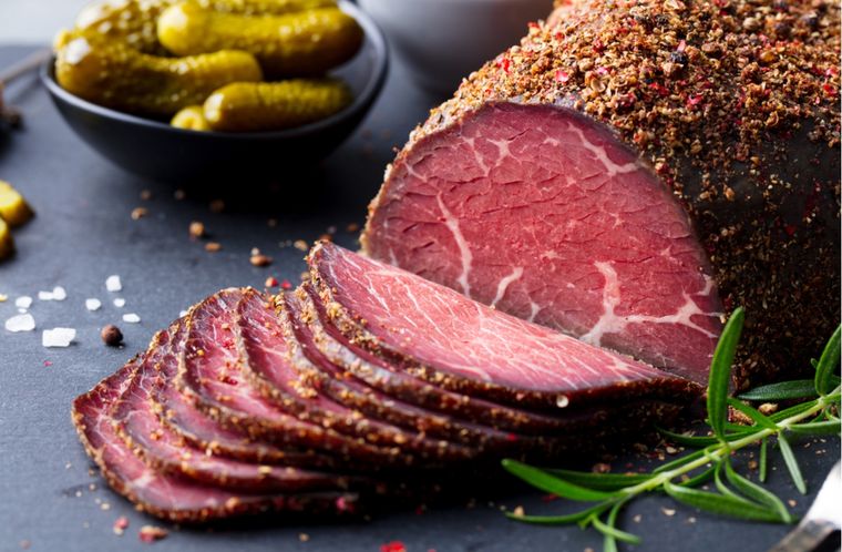 Pastrami casero Una receta simple y deliciosa en pocos pasos. Foto: Shutterstock