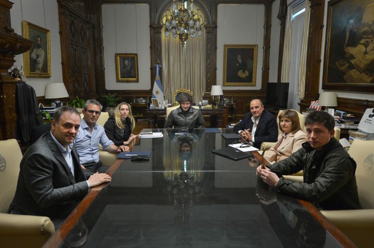 Manuel Adorni, Martín Menem, Karina Milei, Guillermo Francos, Patricia Bullrich y Santiago Caputo: la nueva mesa política nacional de Javier Milei.