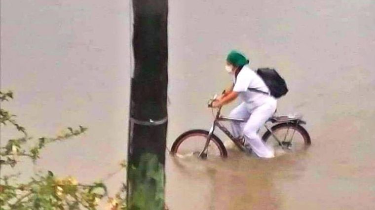 La imagen de la enfermera que se derivó en reconocimientos del Gobierno y un regalo impensado