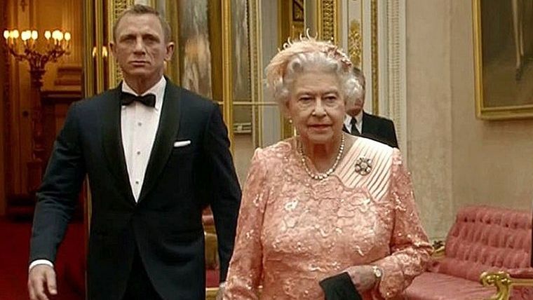 El simpático video de la reina Isabel II junto a la versión de James Bond que encarnó Daniel Craig