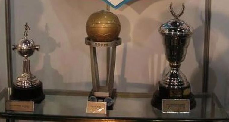 El meme con las tres copas de Racing, ya caduco. Foto: X